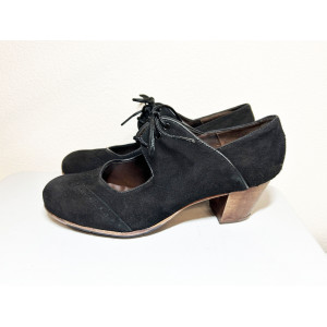 Gallardo. Модель Fatima Cordones. Черная замша. Каблук Cubano.