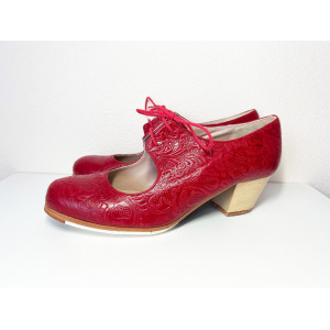 Туфли Begoña Cervera. Модель Cordonera. Repujado rojo. Каблук кубано.